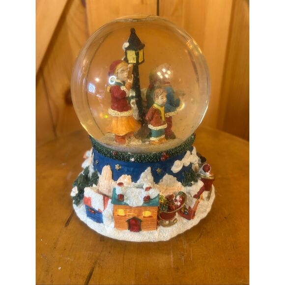 Vintage holiday workshop 100MM musical snow globe (5873) - Picture 6 of 10